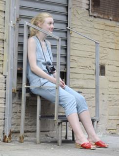 Dakota Fanning feet photo thumbnail