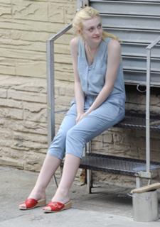 Dakota Fanning feet photo thumbnail