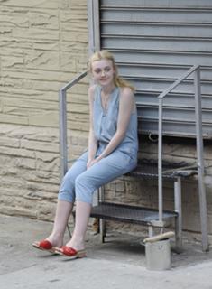 Dakota Fanning feet photo thumbnail