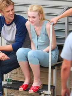 Dakota Fanning feet photo thumbnail