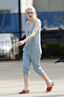 Dakota Fanning feet photo thumbnail