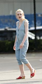 Dakota Fanning feet photo thumbnail