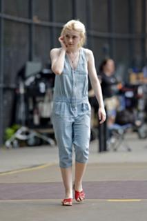 Dakota Fanning feet photo thumbnail