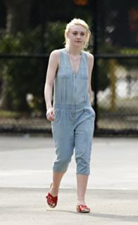 Dakota Fanning feet photo thumbnail