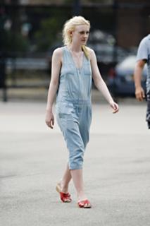 Dakota Fanning feet photo thumbnail