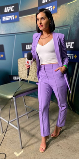 Megan Olivi feet photo thumbnail