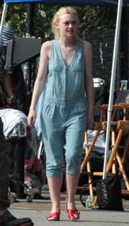 Dakota Fanning feet photo thumbnail