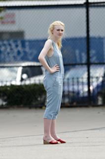 Dakota Fanning feet photo thumbnail