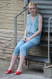 Dakota Fanning feet photo thumbnail