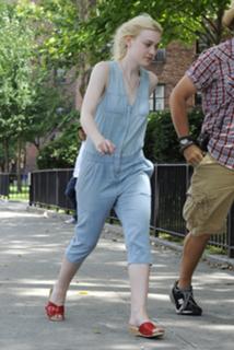 Dakota Fanning feet photo thumbnail