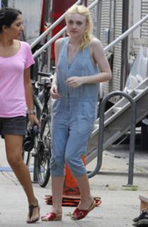 Dakota Fanning feet photo thumbnail
