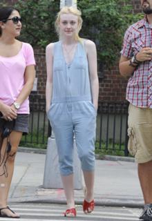 Dakota Fanning feet photo thumbnail