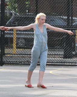 Dakota Fanning feet photo thumbnail