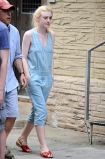 Dakota Fanning feet photo thumbnail