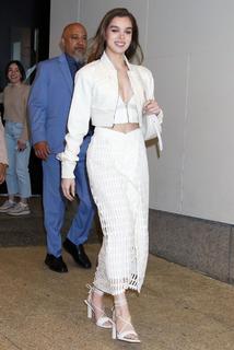 Hailee Steinfeld feet photo thumbnail