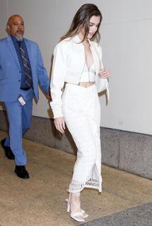 Hailee Steinfeld feet photo thumbnail