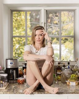 Katie Cassidy feet photo thumbnail