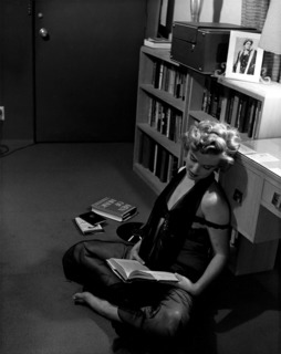 Marilyn Monroe feet photo thumbnail