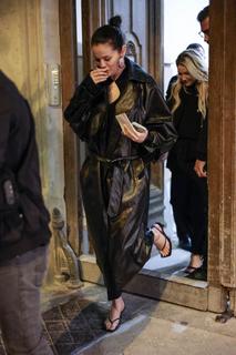 Selena Gomez feet photo thumbnail