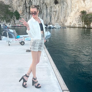 Katie Cassidy feet photo thumbnail