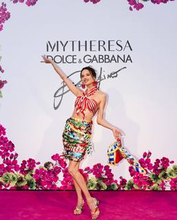 Alessandra Ambrosio feet photo thumbnail