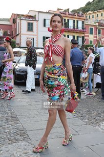 Alessandra Ambrosio feet photo thumbnail