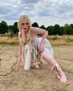 Elle Fanning feet photo thumbnail