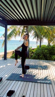 Delta Goodrem feet photo thumbnail