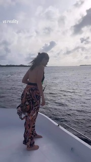 Delta Goodrem feet photo thumbnail