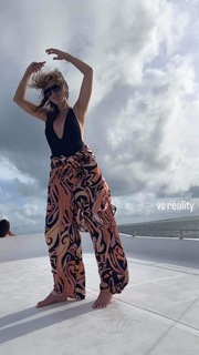 Delta Goodrem feet photo thumbnail