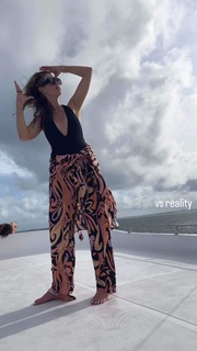 Delta Goodrem feet photo thumbnail