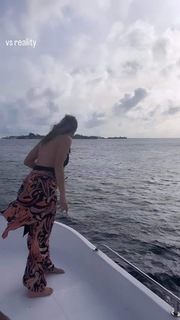 Delta Goodrem feet photo thumbnail