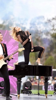 Delta Goodrem feet photo thumbnail