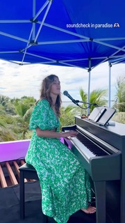 Delta Goodrem feet photo thumbnail