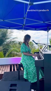 Delta Goodrem feet photo thumbnail