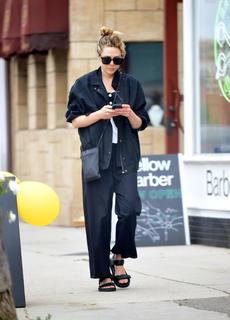 Elizabeth Olsen feet photo thumbnail