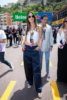 Alessandra Ambrosio feet photo thumbnail