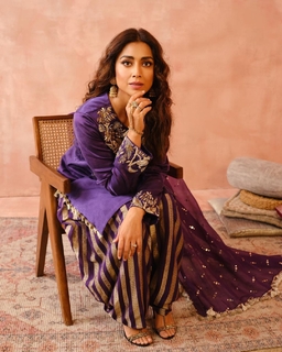 Shriya Saran feet photo thumbnail