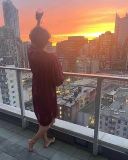 Halle Berry feet photo thumbnail