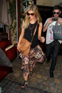 Delta Goodrem feet photo thumbnail