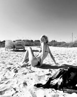 Julieta Prandi feet photo thumbnail