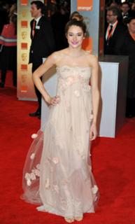 Shailene Woodley feet photo thumbnail
