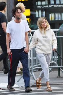 Sienna Miller feet photo thumbnail