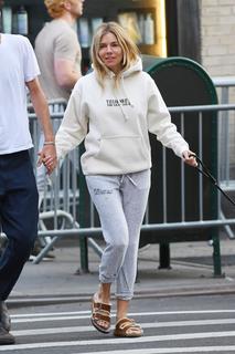 Sienna Miller feet photo thumbnail