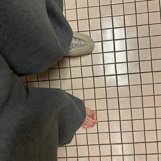 Billie Eilish feet photo thumbnail