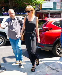 Taylor Swift feet photo thumbnail