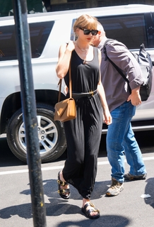 Taylor Swift feet photo thumbnail
