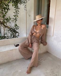 Shay Mitchell feet photo thumbnail