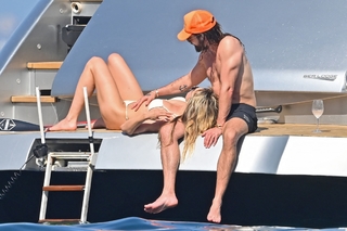Heidi Klum feet photo thumbnail