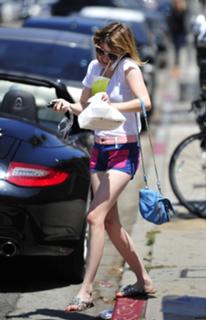 Emma Roberts feet photo thumbnail